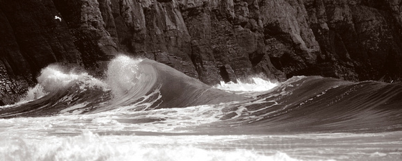 Porth Ceiriad waves, panoramic, PYR B&W